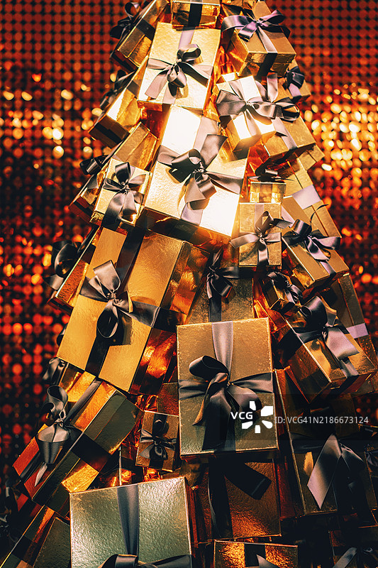 奢华的圣诞礼品盒散发着金色光辉图片素材