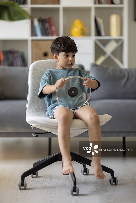 可爱的孩子们在开车图片素材