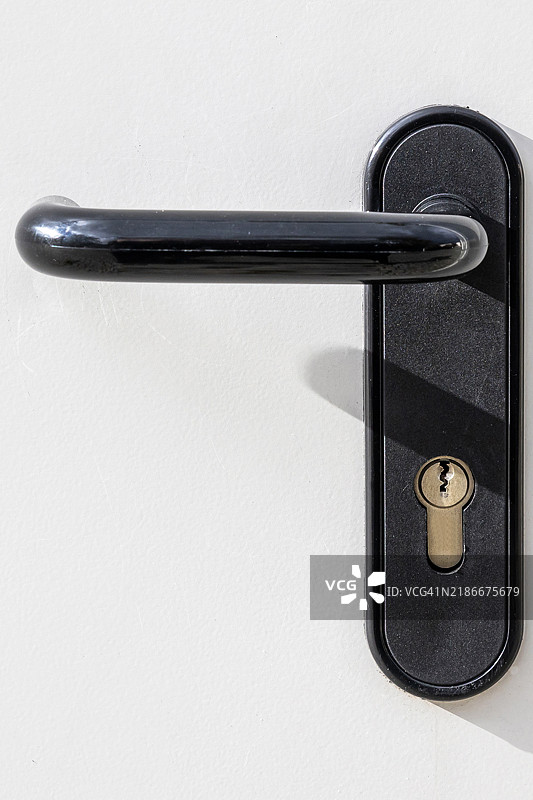 白色门配黑色门把手图片素材