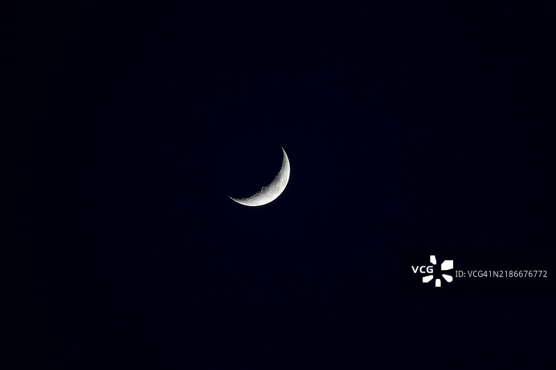 一弯纤细的月牙图片素材