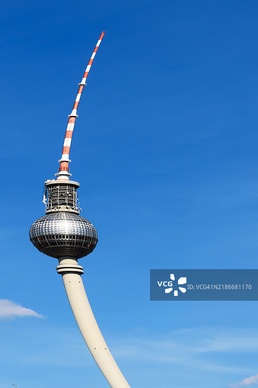 风吹弯的柏林电视塔（Fernsehturm，德国）图片素材