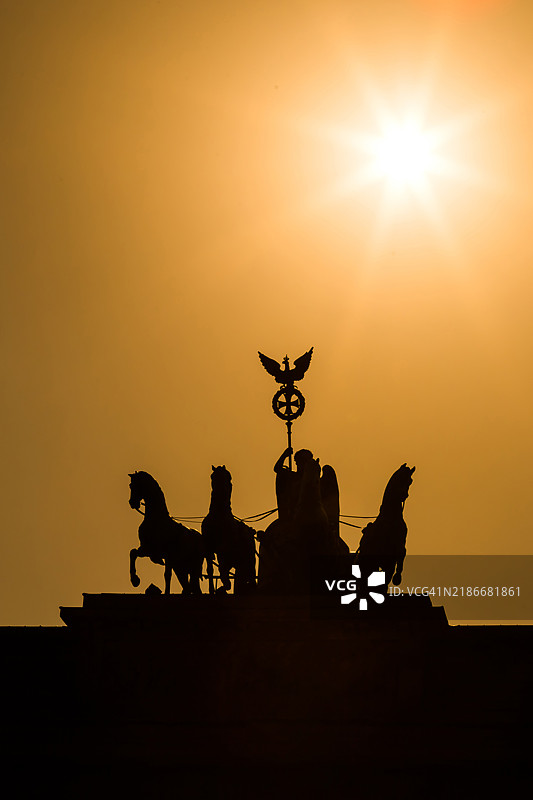 柏林勃兰登堡门上的四马战车雕像在日落时分（德国）图片素材