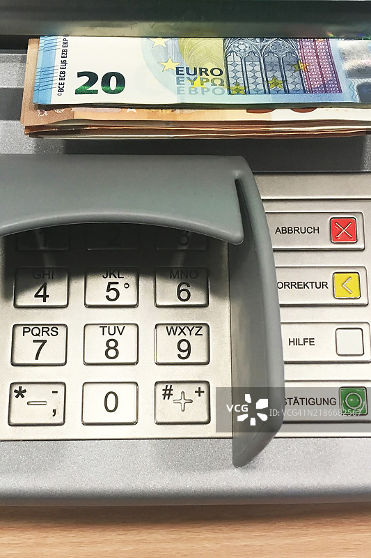带有欧元纸币的自动取款机图片素材
