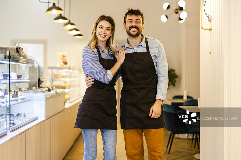 快乐的小企业合作伙伴在餐厅里图片素材