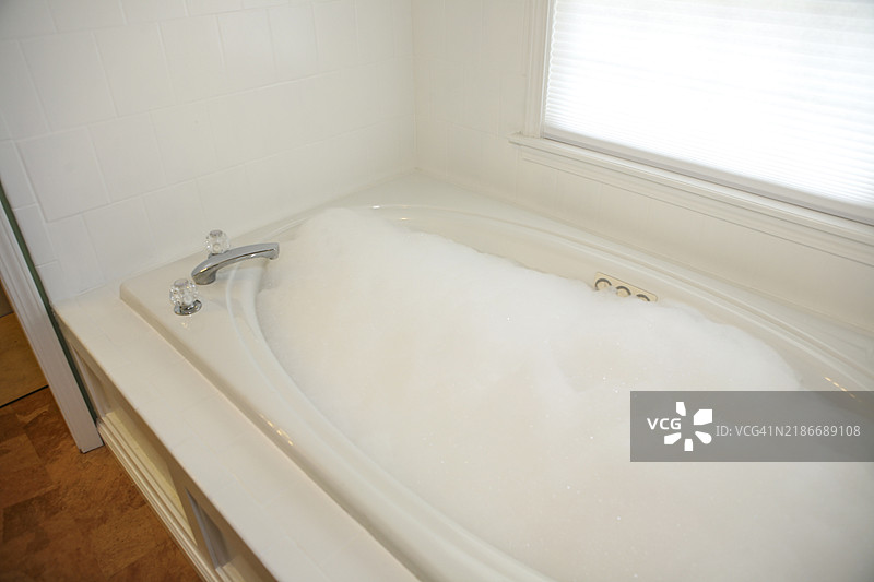 泡泡浴，主浴室的嵌入式浴缸，放松与自我护理图片素材