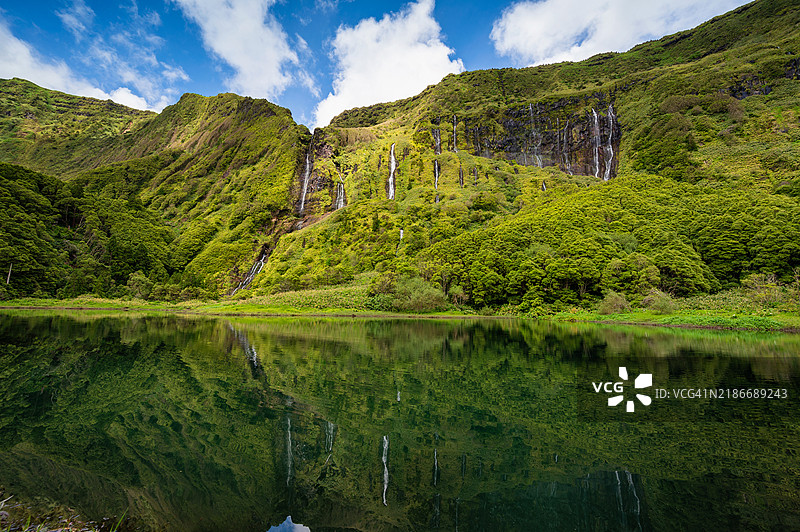 亚速尔群岛风景如画的航拍景观，弗洛雷斯岛。标志性的泻湖上有几条瀑布从同一岩壁流入阿拉戈伊尼亚湖。葡萄牙最佳旅行目的地。图片素材