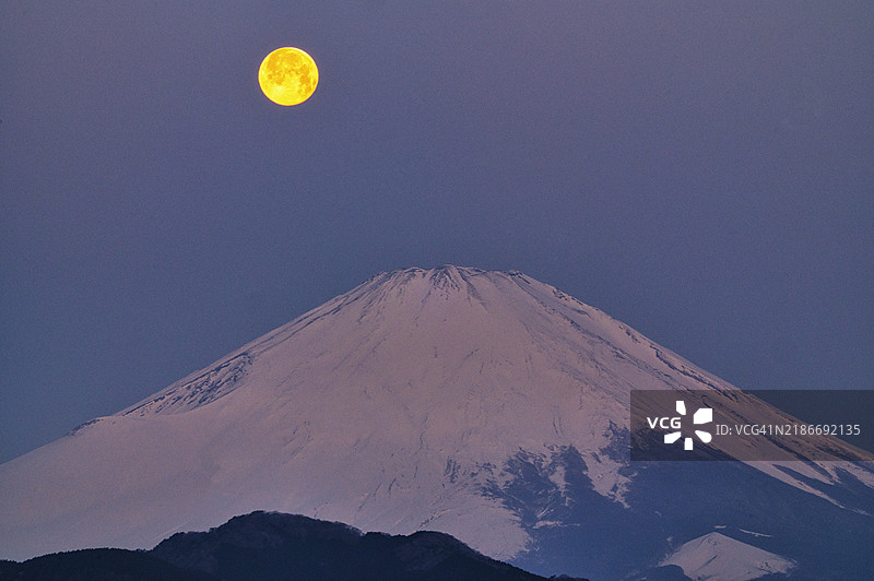 富士山上的虫月图片素材