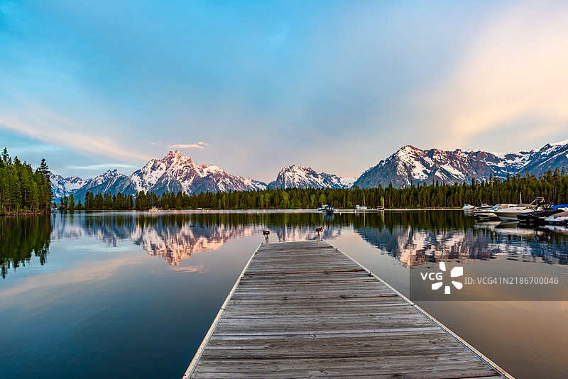 黎明时分从杰克逊湖俯瞰大提顿山脉。美国怀俄明州大提顿国家公园图片素材