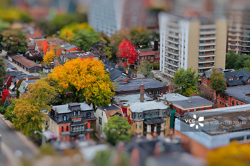 秋季迷你小镇的金色早晨。倾斜移位摄影图片素材