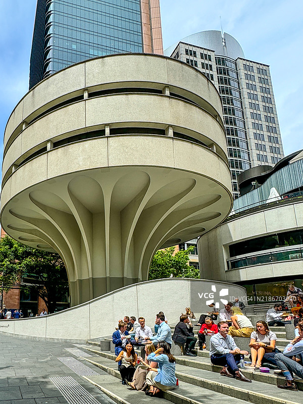 人们坐在悉尼25马丁广场的茎状讲台附近的台阶上图片素材