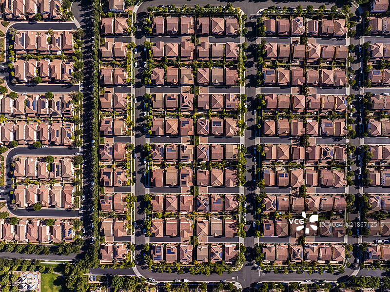 加州南橙县尔湾住宅区的鸟瞰图，房地产图片素材