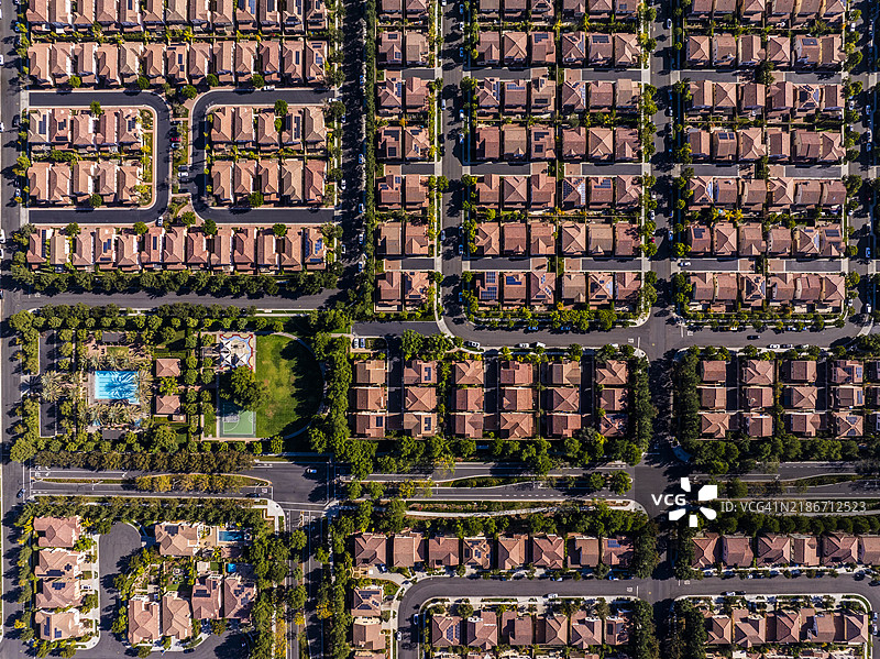 加州南橙县尔湾住宅区的鸟瞰图，房地产图片素材
