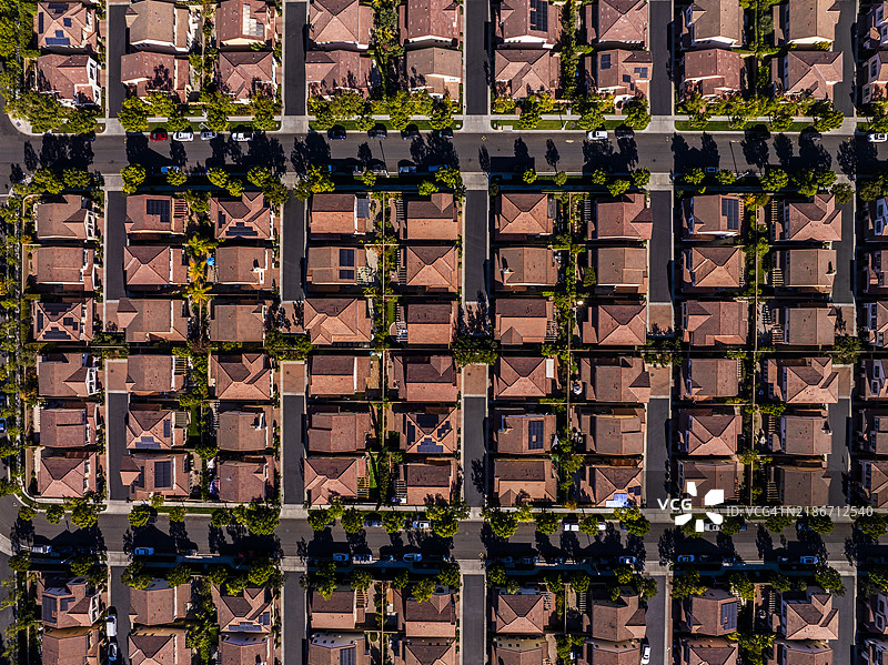 加州南橙县尔湾住宅区的鸟瞰图，房地产图片素材