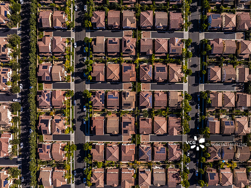 加州南橙县尔湾住宅区的鸟瞰图，房地产图片素材