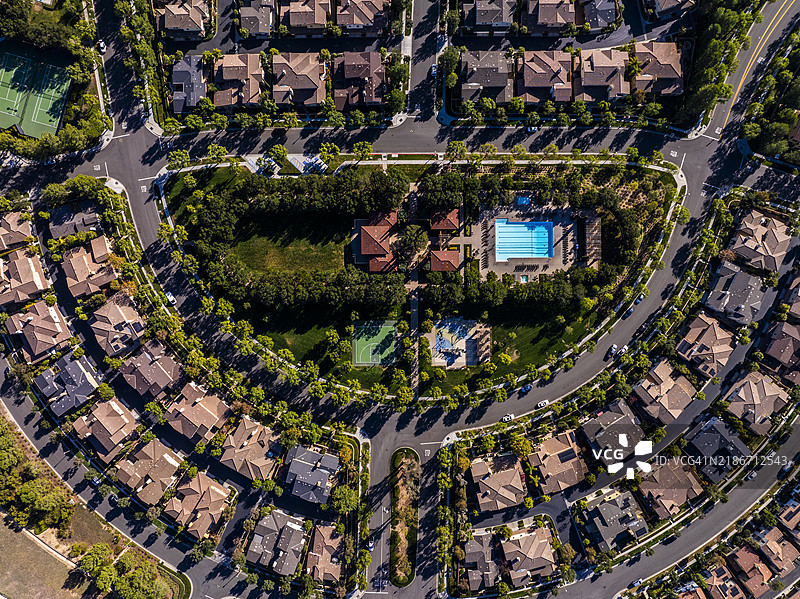 加州南橙县尔湾住宅区的鸟瞰图，房地产图片素材