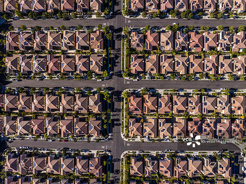 加州南橙县尔湾住宅区的鸟瞰图，房地产图片素材