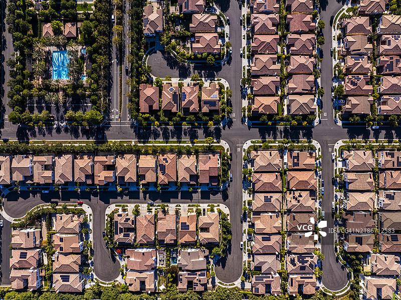 加州南橙县尔湾住宅区的鸟瞰图，房地产图片素材