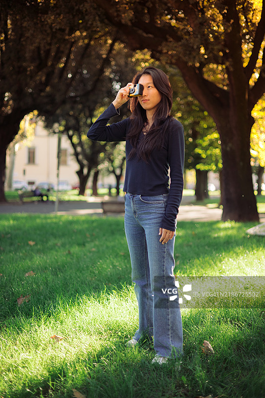 旅游摄影师正在拍摄一次性相机图片素材