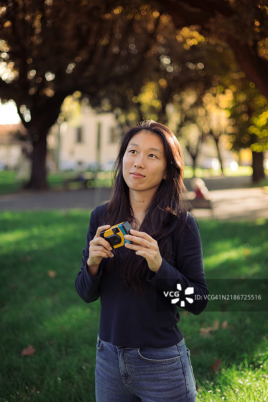 旅游摄影师正在拍摄一次性相机图片素材