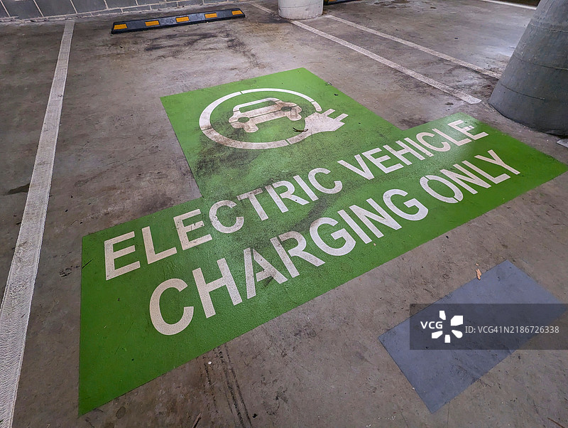 购物中心的电动车停车位图片素材