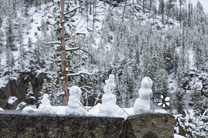 吉本瀑布的雪人图片素材