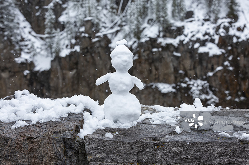 吉本瀑布的雪人图片素材