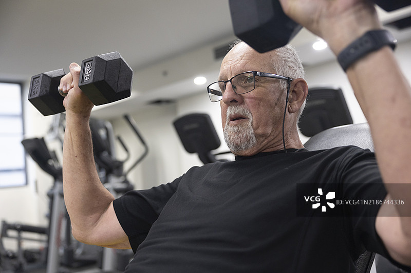 积极退休：举重的老年人图片素材