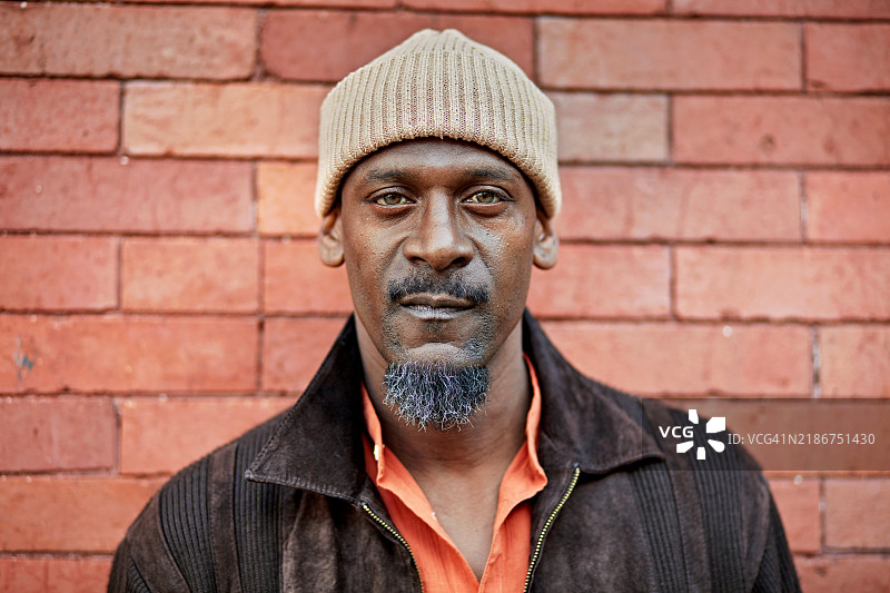 自信的黑人男性户外肖像，约50岁出头图片素材