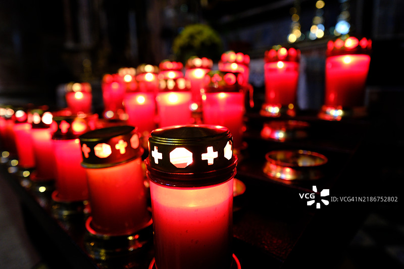 希望与祈祷的教堂里的蜡烛图片素材