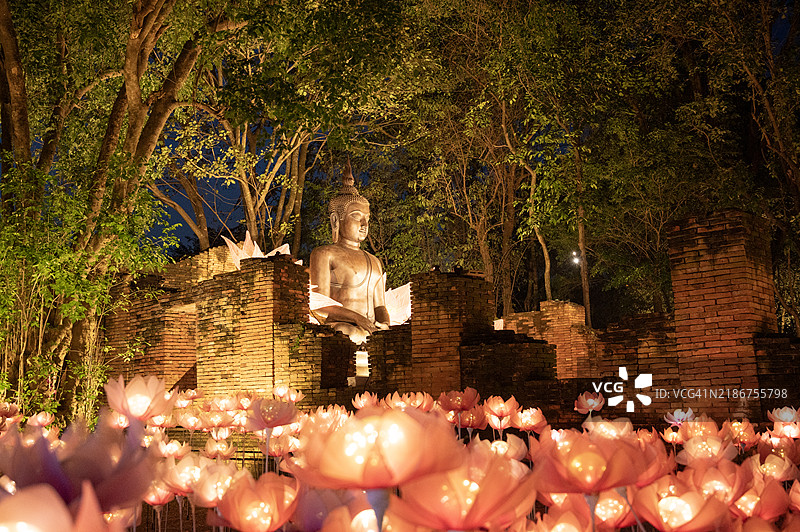 装饰灯光下的坐佛雕像之美图片素材
