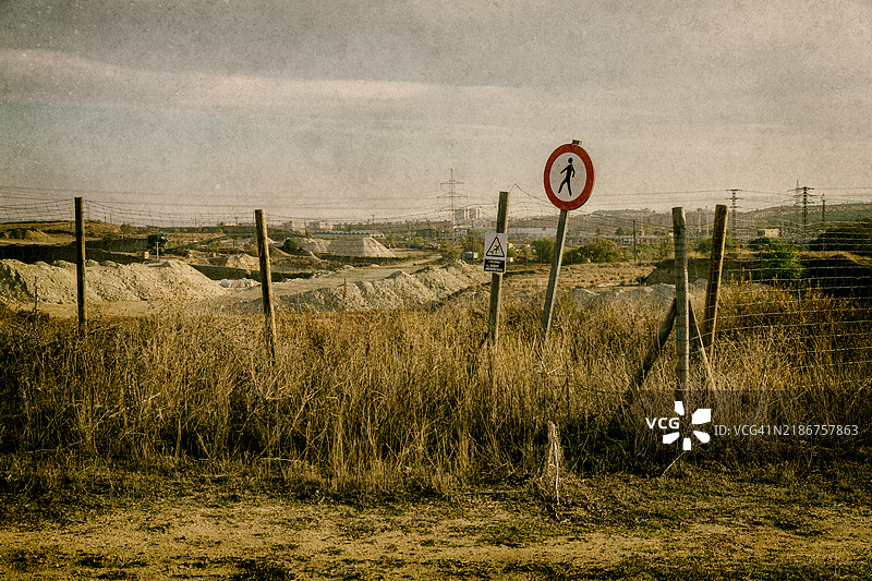 露天矿的周界围栏图片素材