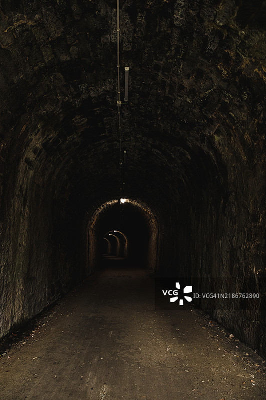 黑暗的隧道图片素材
