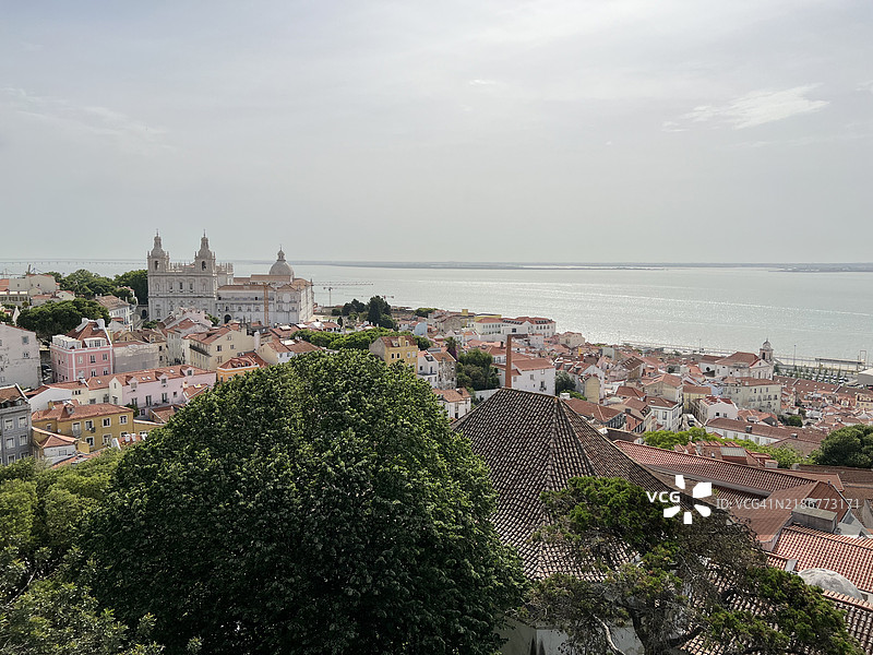 里斯本俯瞰圣文森特修道院和特茹河的景色图片素材