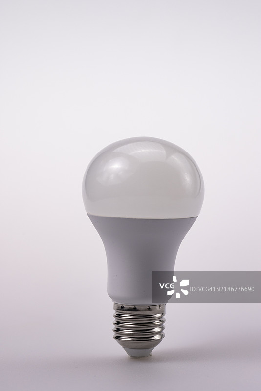 白色背景上的LED灯泡孤立展示图片素材