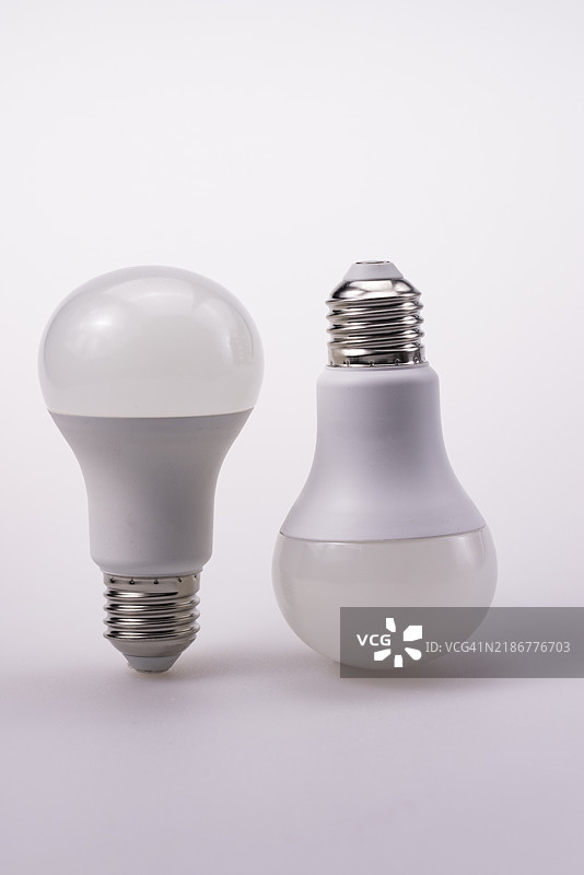 白色背景上的LED灯泡孤立展示图片素材