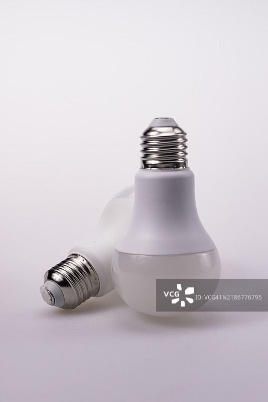 白色背景上的LED灯泡孤立展示图片素材