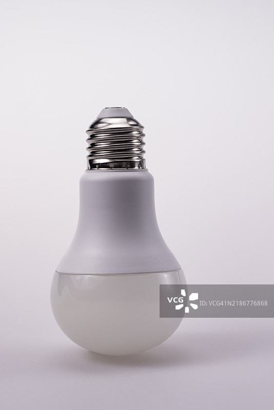 白色背景上的LED灯泡孤立展示图片素材