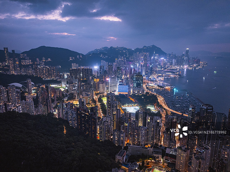 香港城市天际线与美丽的日落，鸟瞰图图片素材