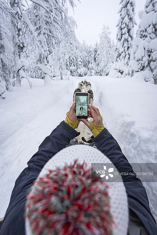 快乐的男人在雪地里拍摄狗拉雪橇的视频图片素材