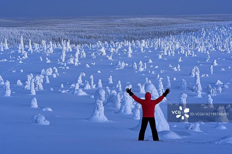 愉快的徒步旅行者在黄昏时分欣赏冰雕图片素材