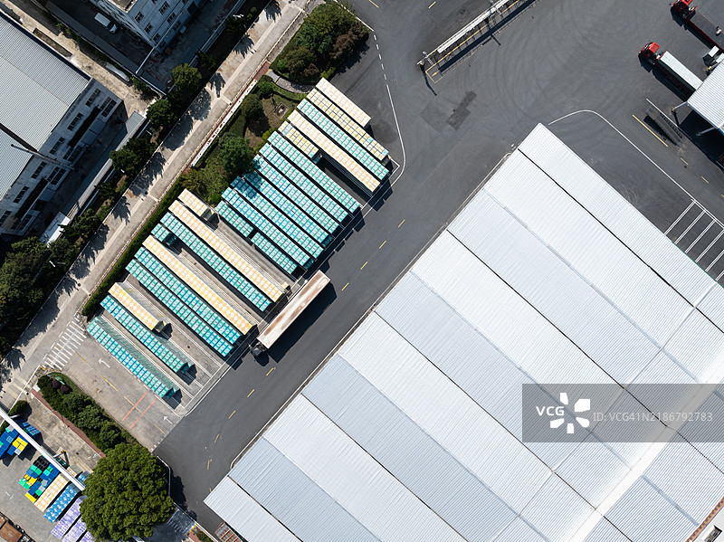 在工厂仓库装载太阳能电池板的汽车图片素材