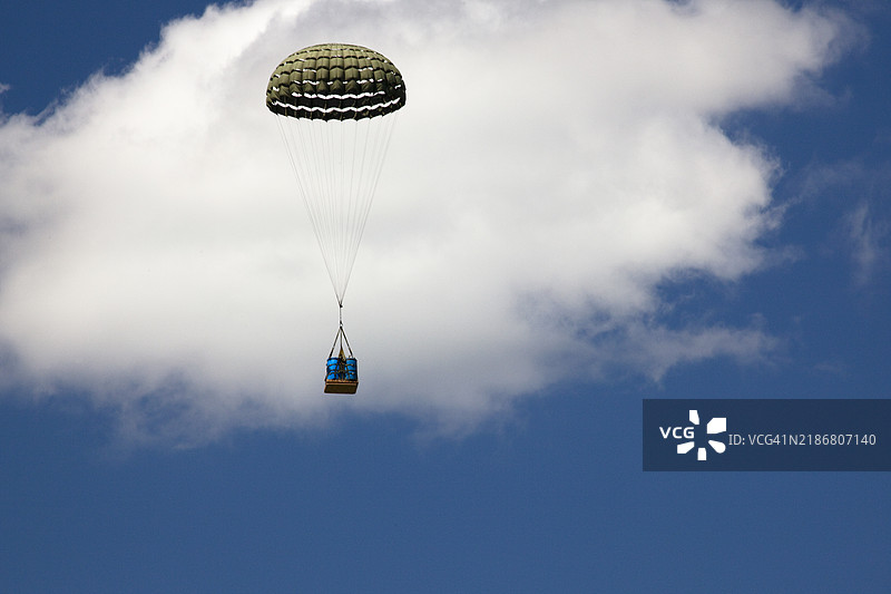 军事演习中的降落伞货物投放图片素材
