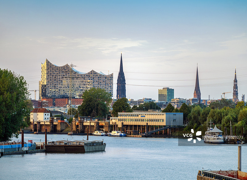 汉堡城市天际线的日落景观图片素材