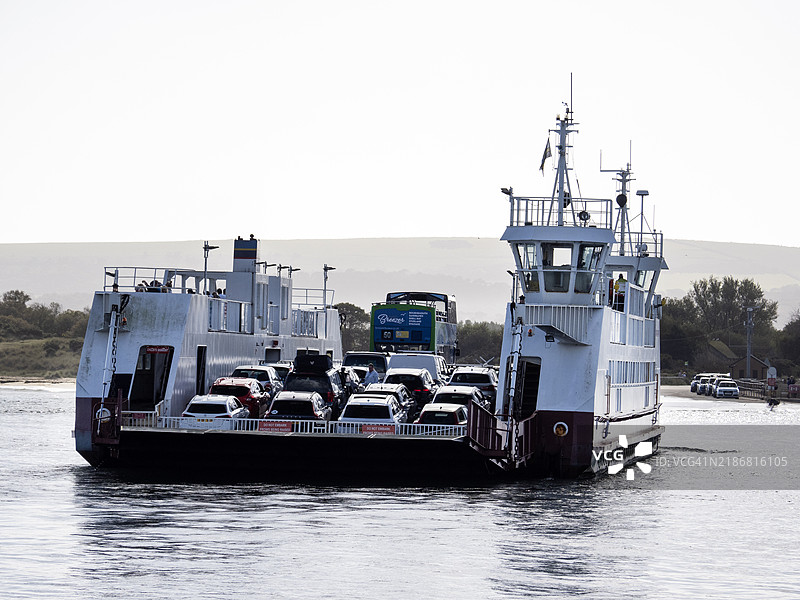 从英格兰多塞特郡普尔到斯塔德兰的桑德班克渡轮穿越普尔港。图片素材