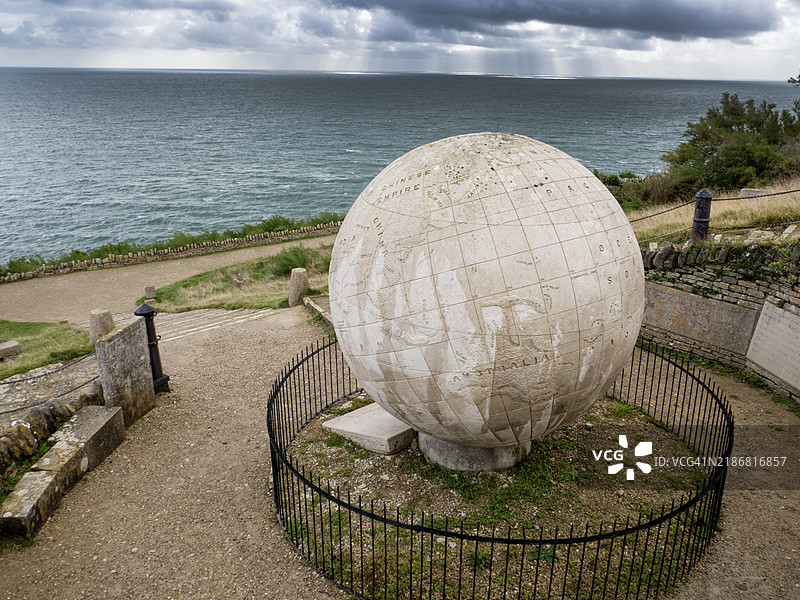 在英国多塞特郡斯旺奇附近的德尔斯顿乡村公园内雕刻的石灰岩地球仪。图片素材
