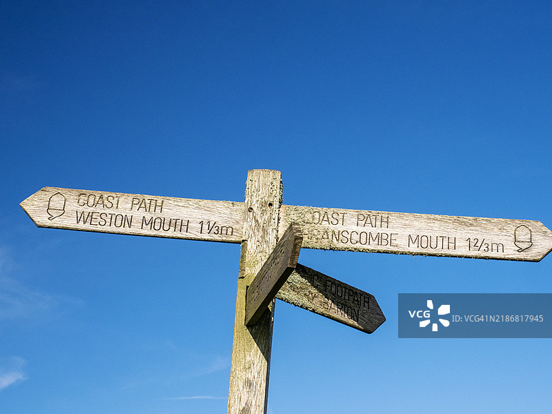 在英国德文郡布兰斯科姆的布兰斯科姆口附近的西南海岸小径上的指示牌。图片素材