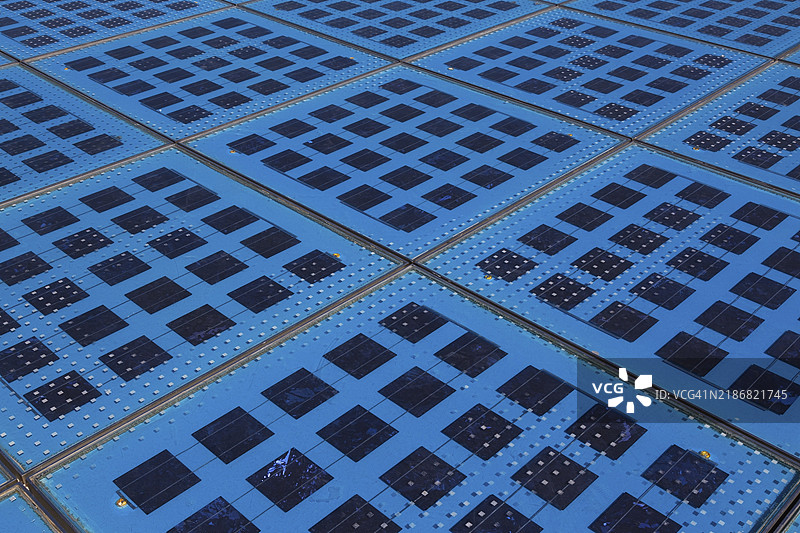 克罗地亚扎达尔的尼古拉·巴西奇安装的“向太阳致敬”太阳能电池板纪念碑图片素材