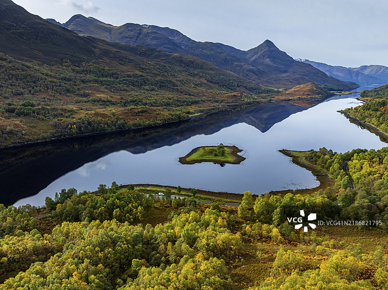 峡湾、海岸、山地风景、倒影、岛屿、秋天、秋季色彩、鸟瞰图、洛赫利文、苏格兰、英国图片素材