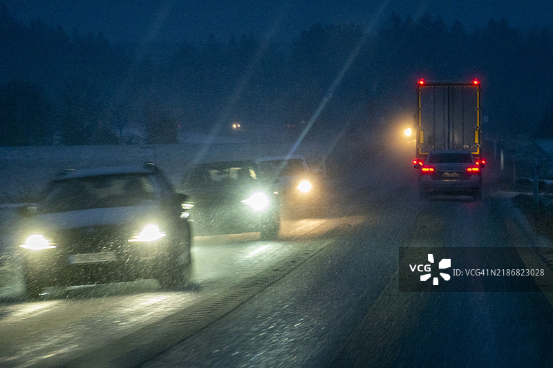冬季夜间驾驶图片素材
