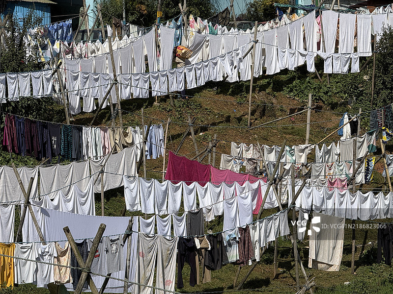 晾晒在户外的衣物图片素材